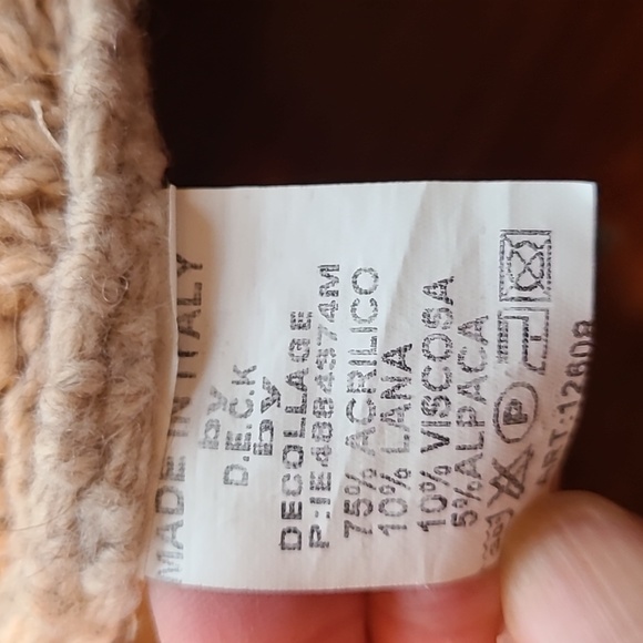 Like new turtle neck cape/poncho. Made in Italy - Picture 6 of 9